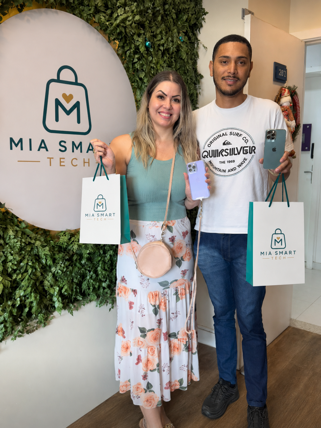 Pareja de clientes con sus iPhone y bolsas de compra en MIA SMART TECH